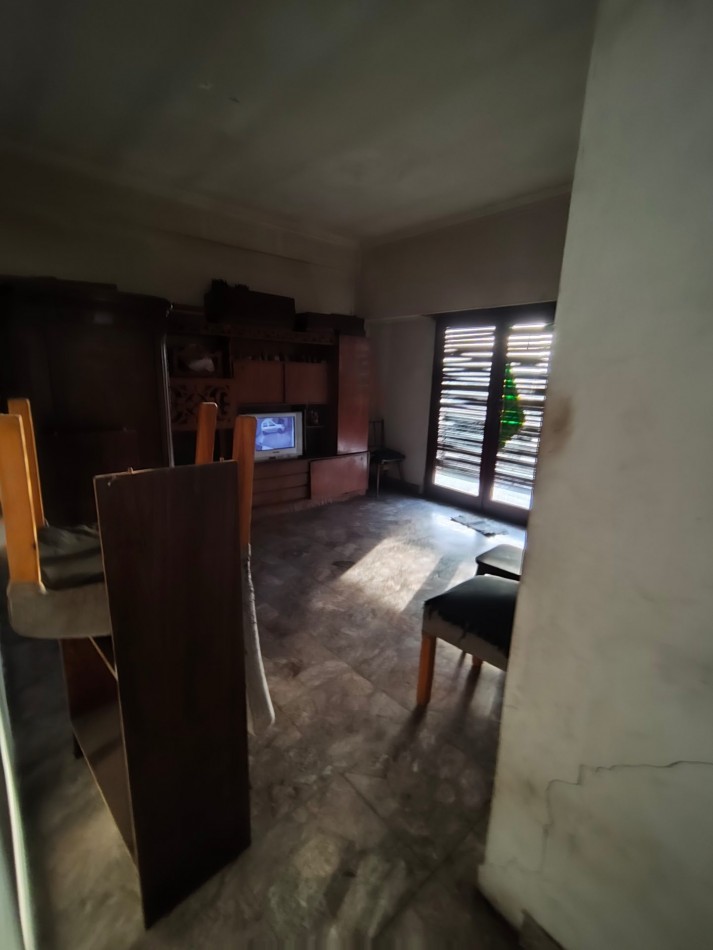 Casa con dos viviendas con entrada independiente desarrollada en dos plantas y dos cocheras.