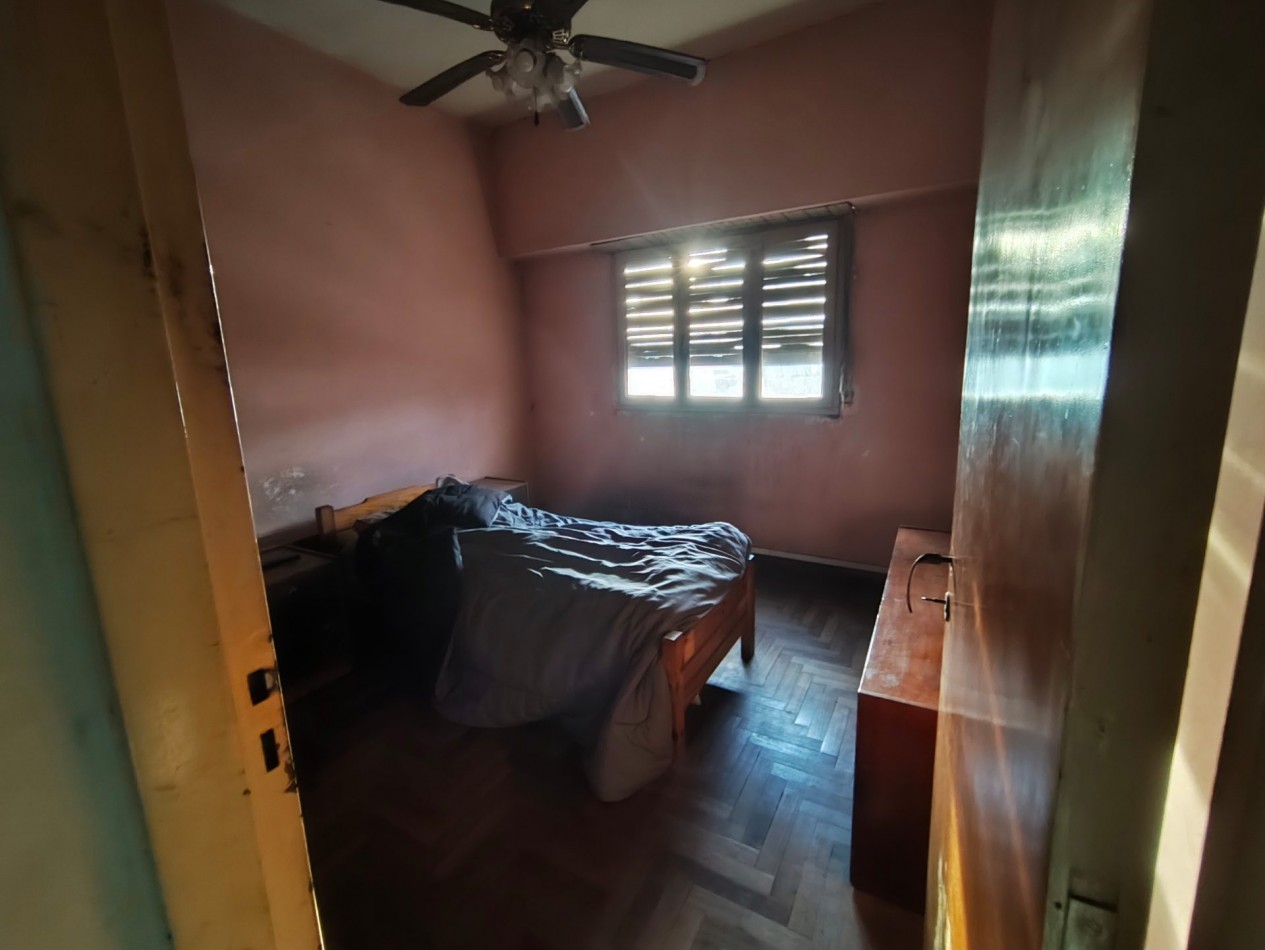 Casa con dos viviendas con entrada independiente desarrollada en dos plantas y dos cocheras.