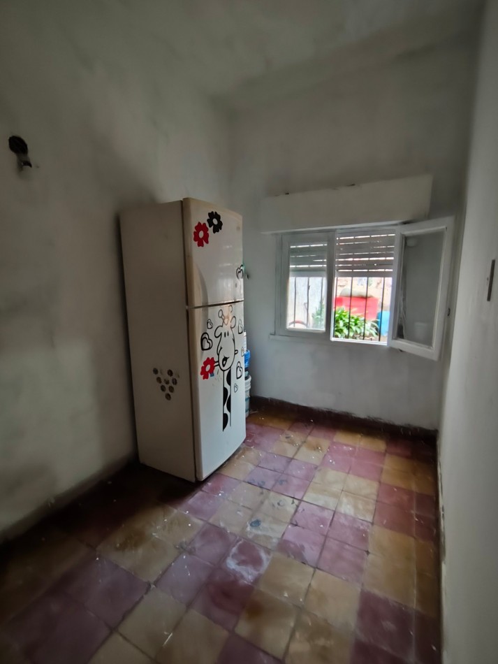 Casa con dos viviendas con entrada independiente desarrollada en dos plantas y dos cocheras.