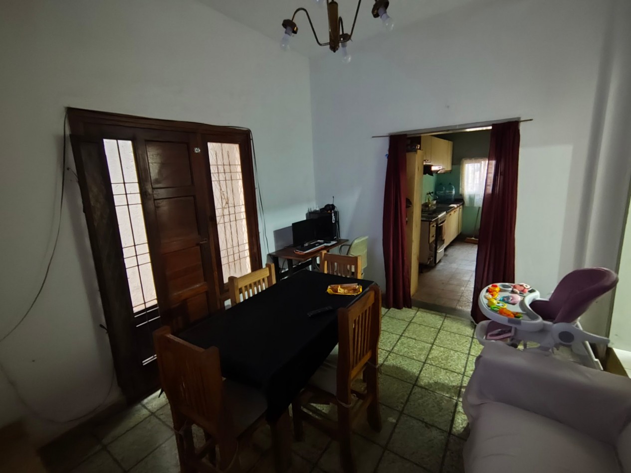 Casa con dos viviendas con entrada independiente desarrollada en dos plantas y dos cocheras.