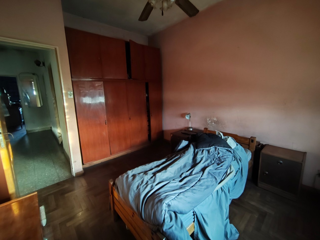 Casa con dos viviendas con entrada independiente desarrollada en dos plantas y dos cocheras.
