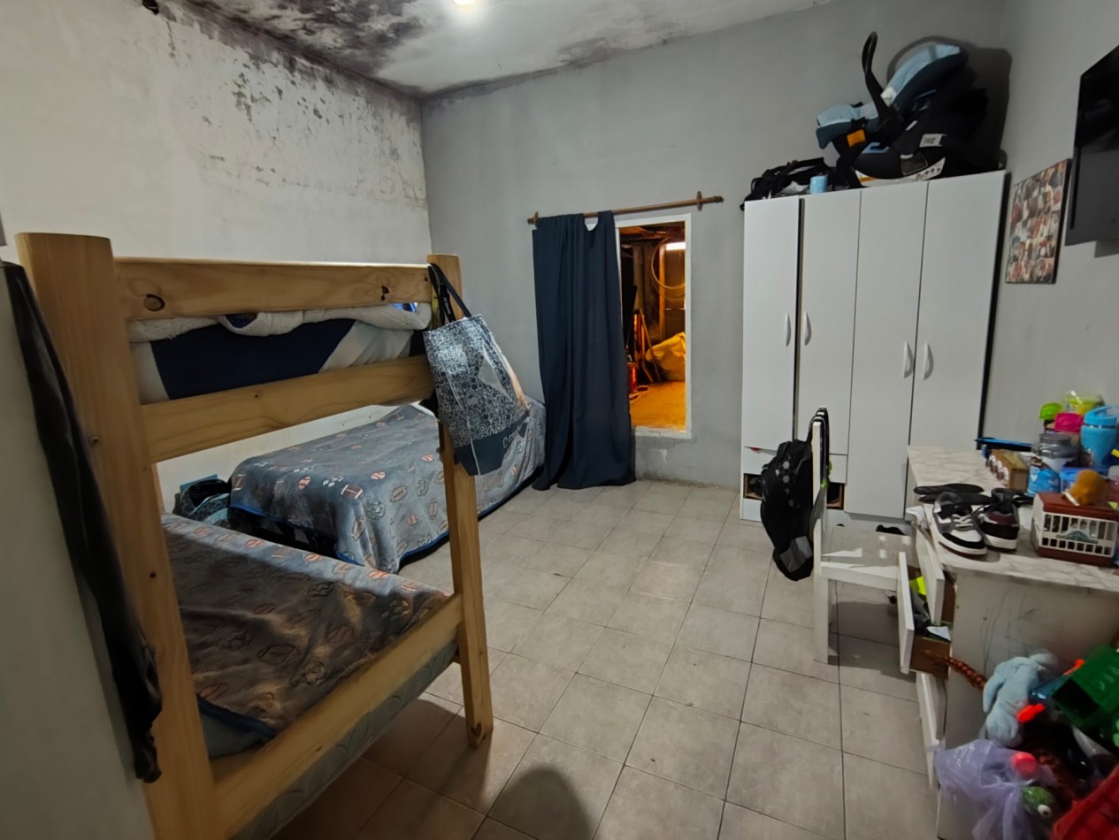 Casa con dos viviendas con entrada independiente desarrollada en dos plantas y dos cocheras.