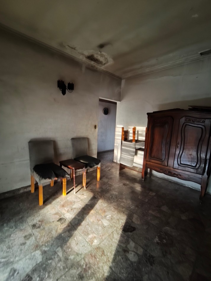 Casa con dos viviendas con entrada independiente desarrollada en dos plantas y dos cocheras.