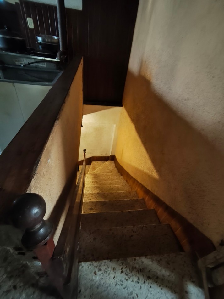 Casa con dos viviendas con entrada independiente desarrollada en dos plantas y dos cocheras.