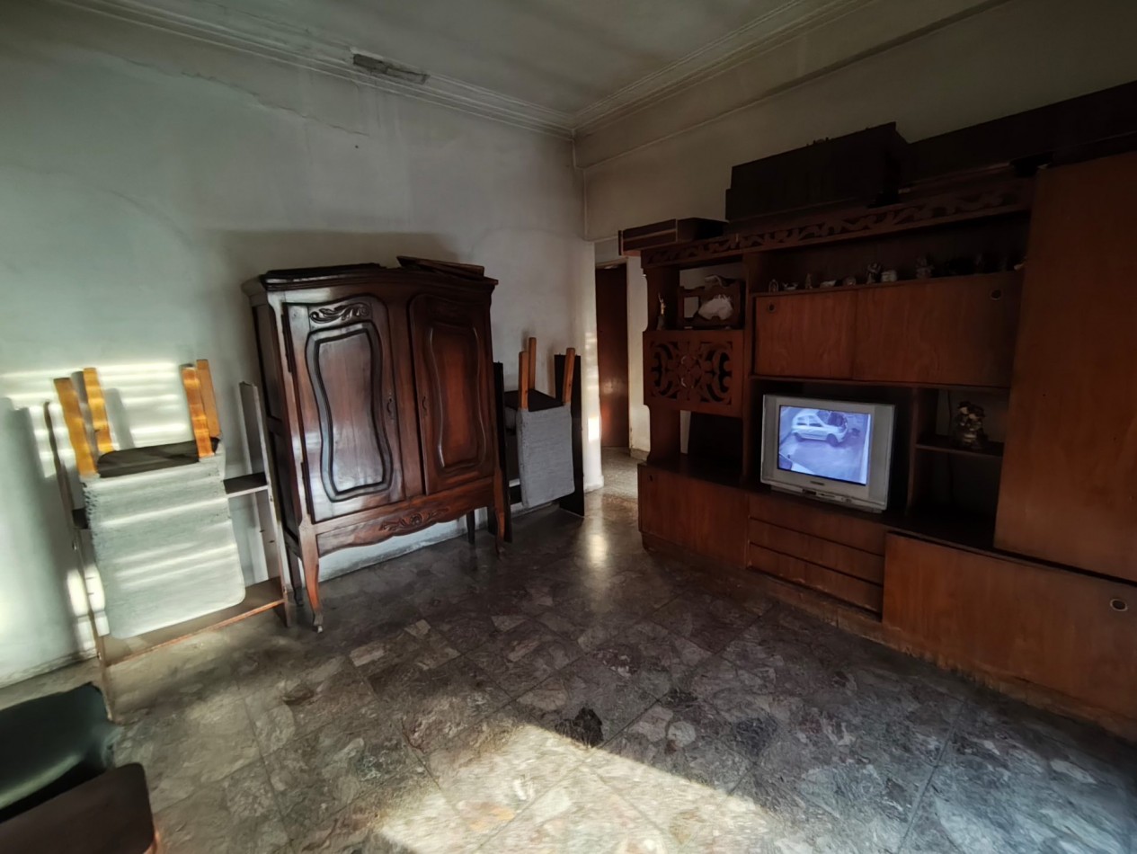 Casa con dos viviendas con entrada independiente desarrollada en dos plantas y dos cocheras.