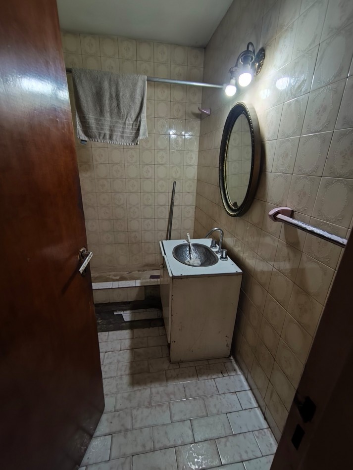 Casa con dos viviendas con entrada independiente desarrollada en dos plantas y dos cocheras.