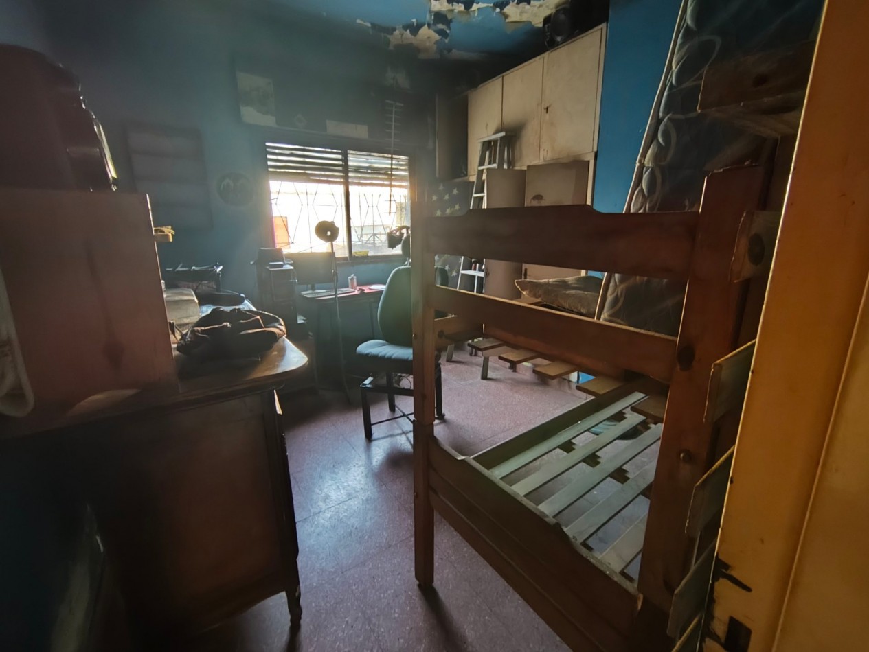 Casa con dos viviendas con entrada independiente desarrollada en dos plantas y dos cocheras.