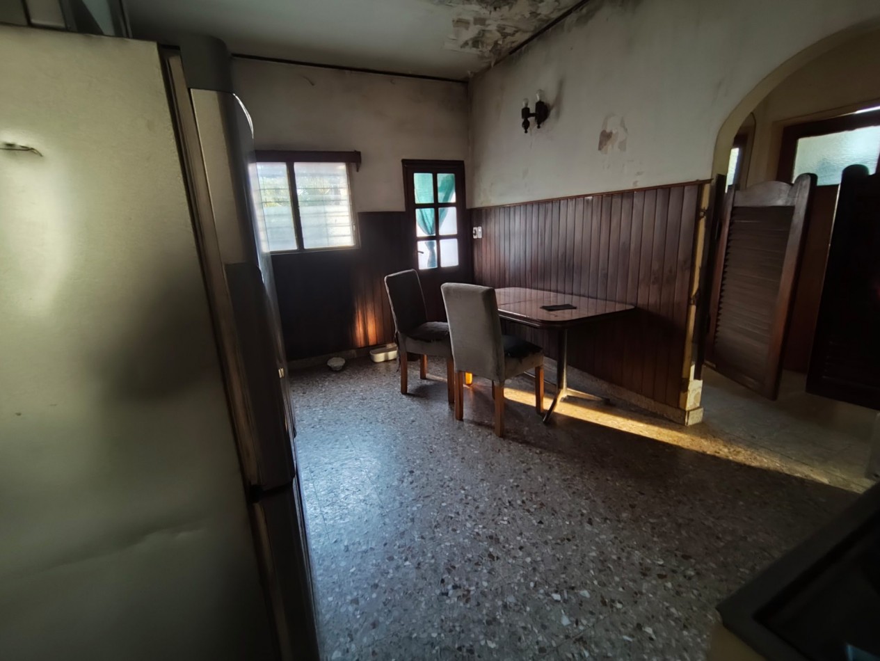 Casa con dos viviendas con entrada independiente desarrollada en dos plantas y dos cocheras.