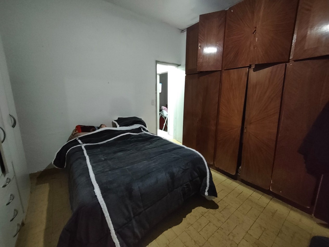 Casa con dos viviendas con entrada independiente desarrollada en dos plantas y dos cocheras.