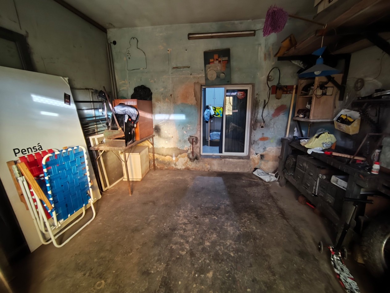 Casa con dos viviendas con entrada independiente desarrollada en dos plantas y dos cocheras.