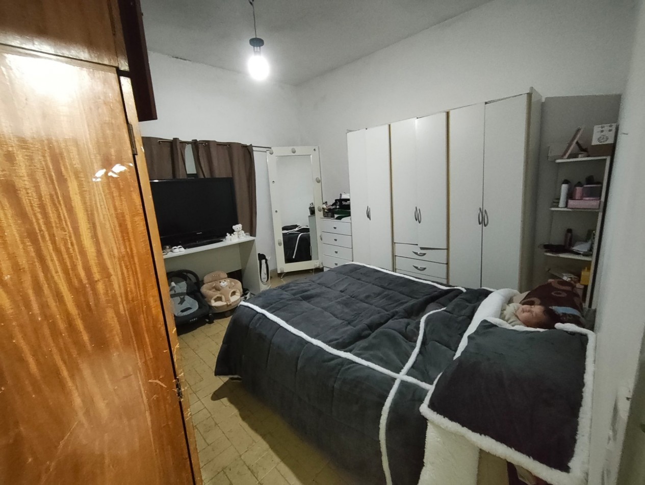 Casa con dos viviendas con entrada independiente desarrollada en dos plantas y dos cocheras.