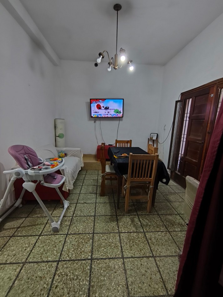 Casa con dos viviendas con entrada independiente desarrollada en dos plantas y dos cocheras.