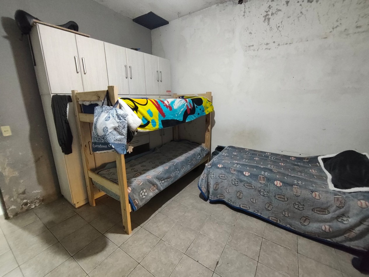 Casa con dos viviendas con entrada independiente desarrollada en dos plantas y dos cocheras.