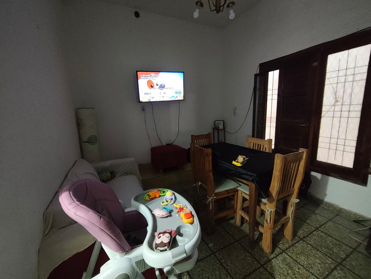Casa con dos viviendas con entrada independiente desarrollada en dos plantas y dos cocheras.