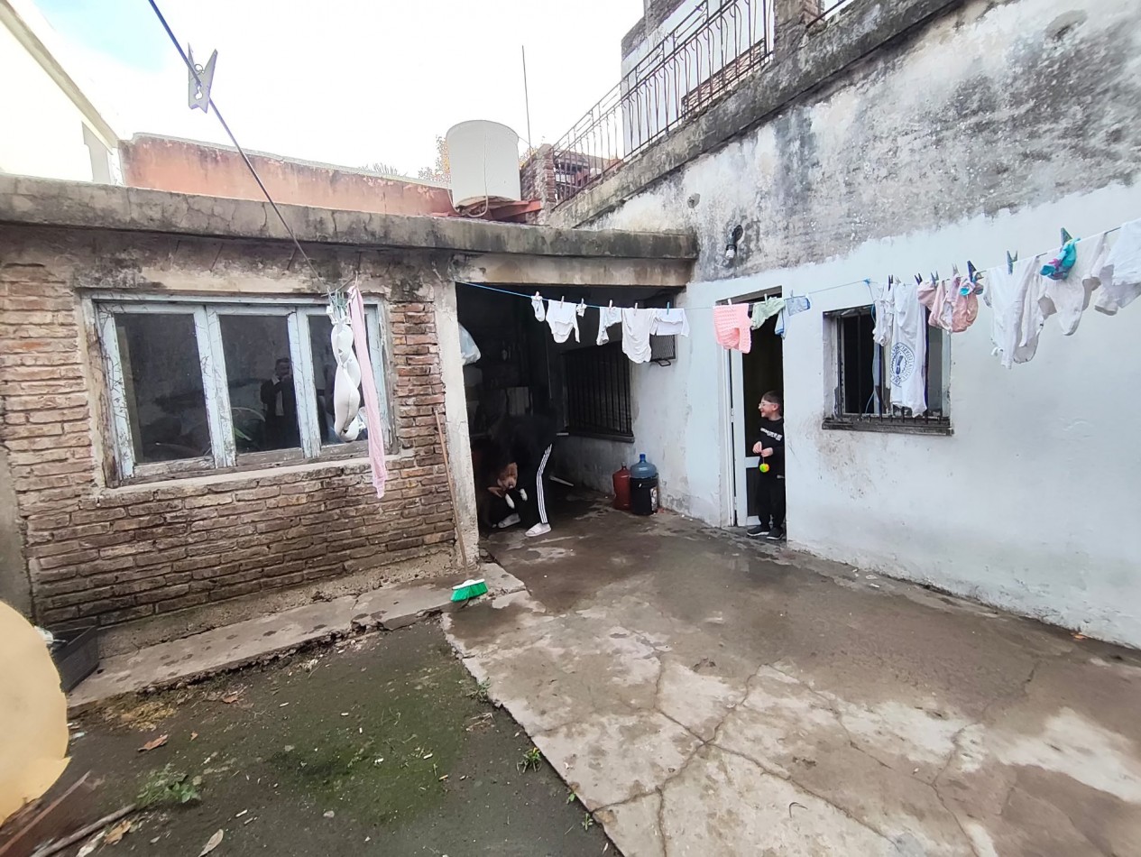 Casa con dos viviendas con entrada independiente desarrollada en dos plantas y dos cocheras.