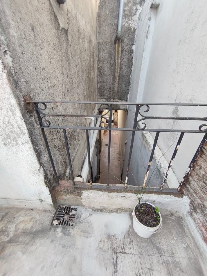 Casa con dos viviendas con entrada independiente desarrollada en dos plantas y dos cocheras.