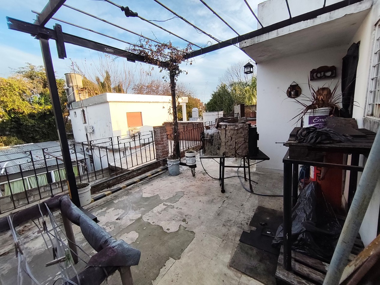 Casa con dos viviendas con entrada independiente desarrollada en dos plantas y dos cocheras.