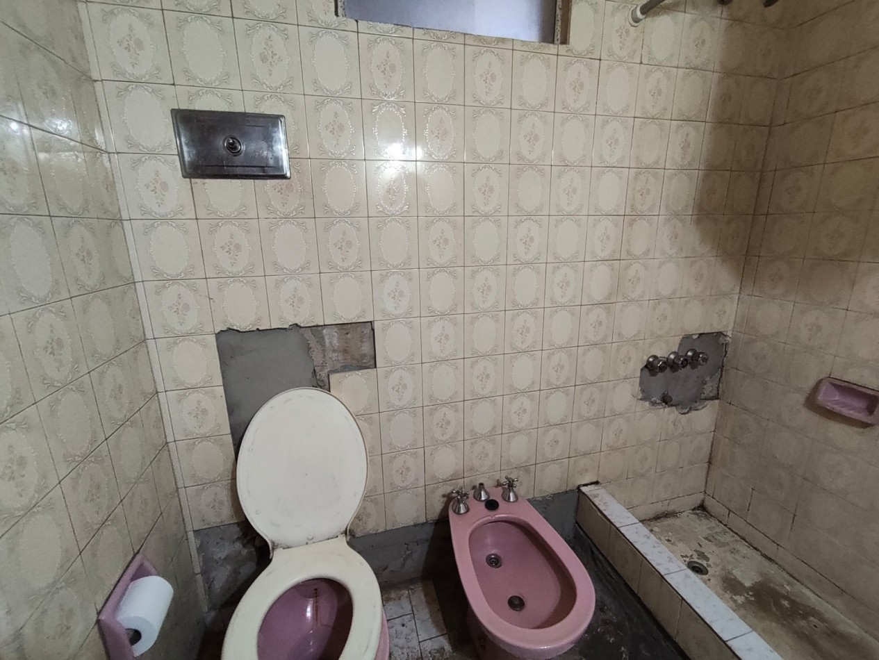 Casa con dos viviendas con entrada independiente desarrollada en dos plantas y dos cocheras.