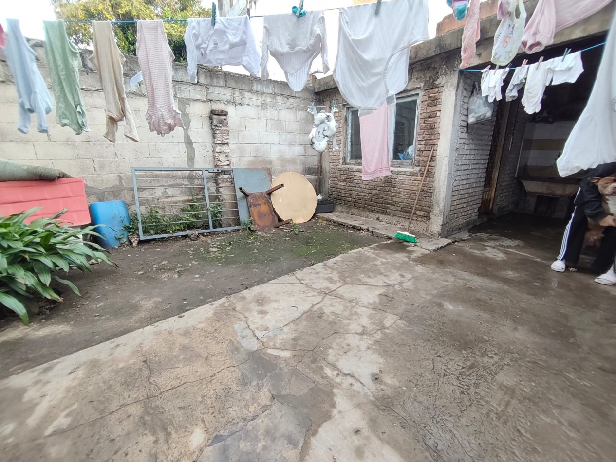 Casa con dos viviendas con entrada independiente desarrollada en dos plantas y dos cocheras.