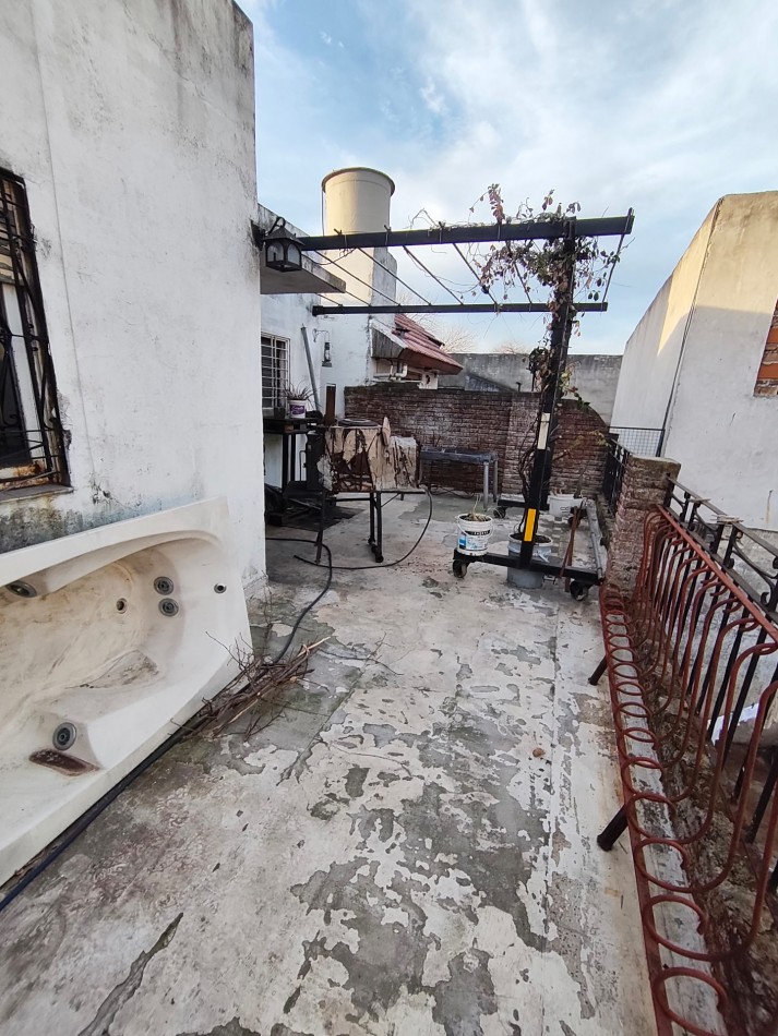Casa con dos viviendas con entrada independiente desarrollada en dos plantas y dos cocheras.