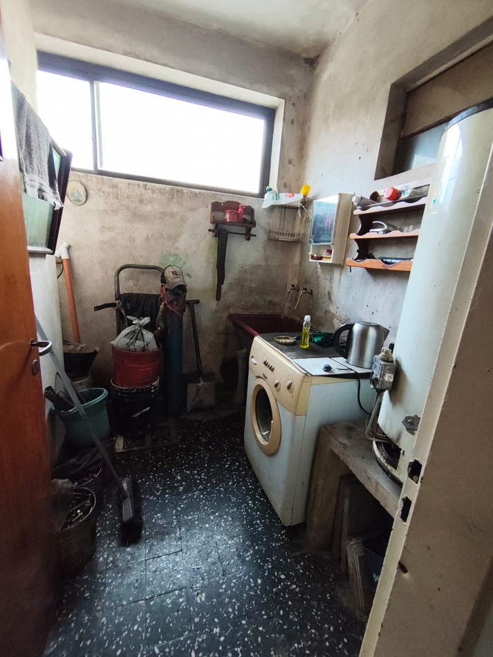 Casa con dos viviendas con entrada independiente desarrollada en dos plantas y dos cocheras.