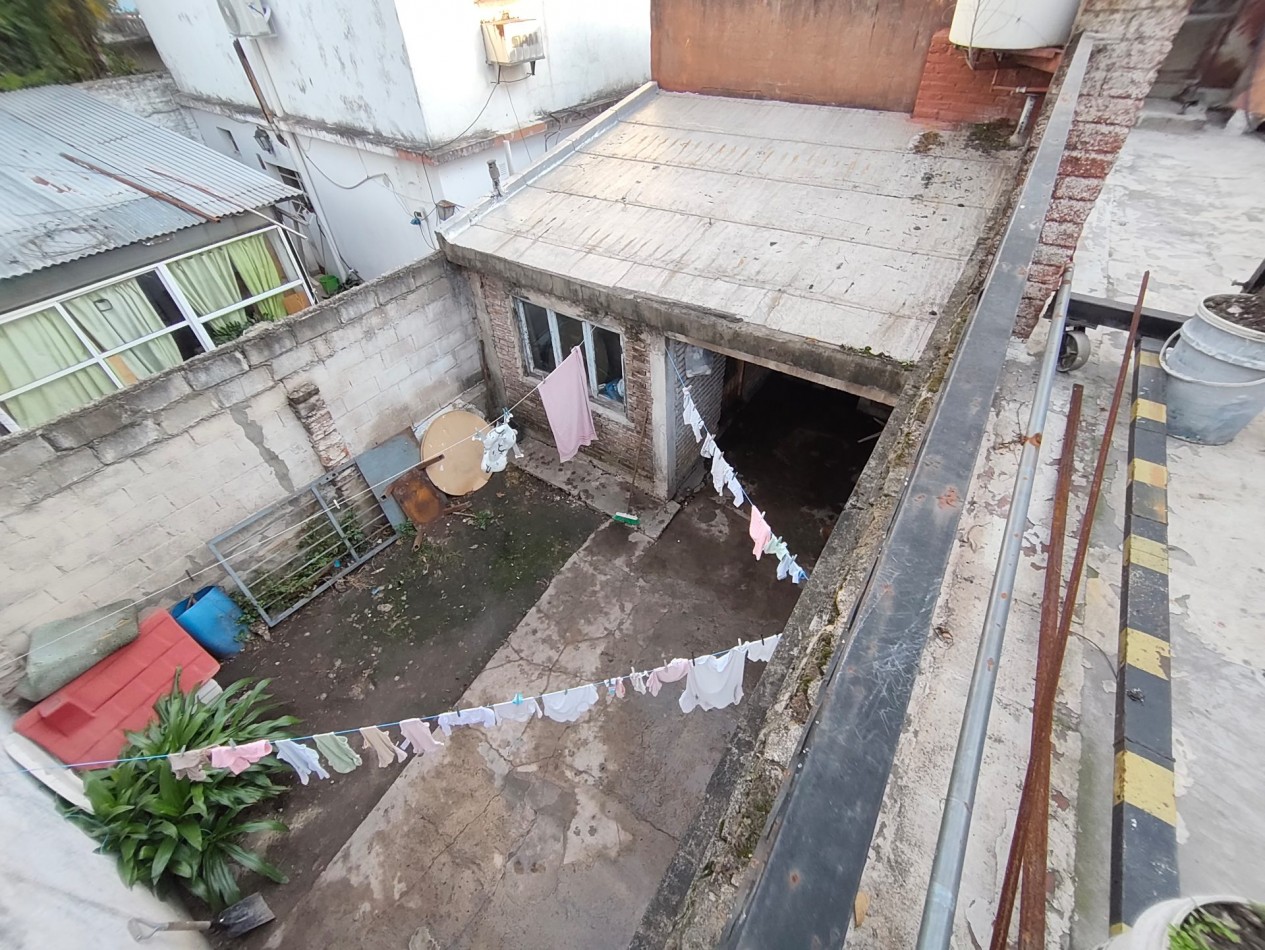 Casa con dos viviendas con entrada independiente desarrollada en dos plantas y dos cocheras.