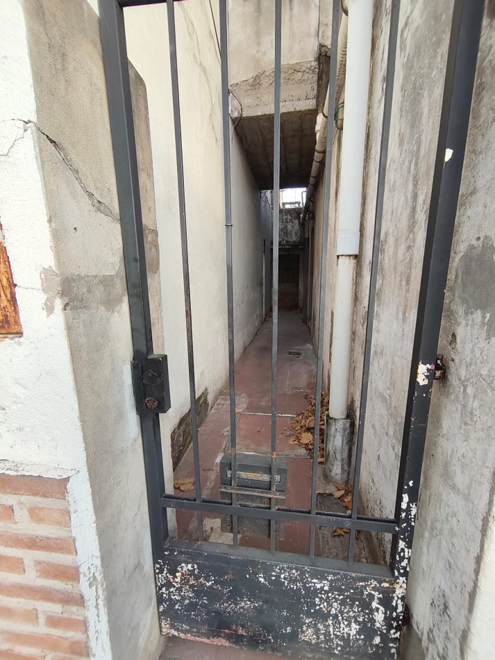 Casa con dos viviendas con entrada independiente desarrollada en dos plantas y dos cocheras.